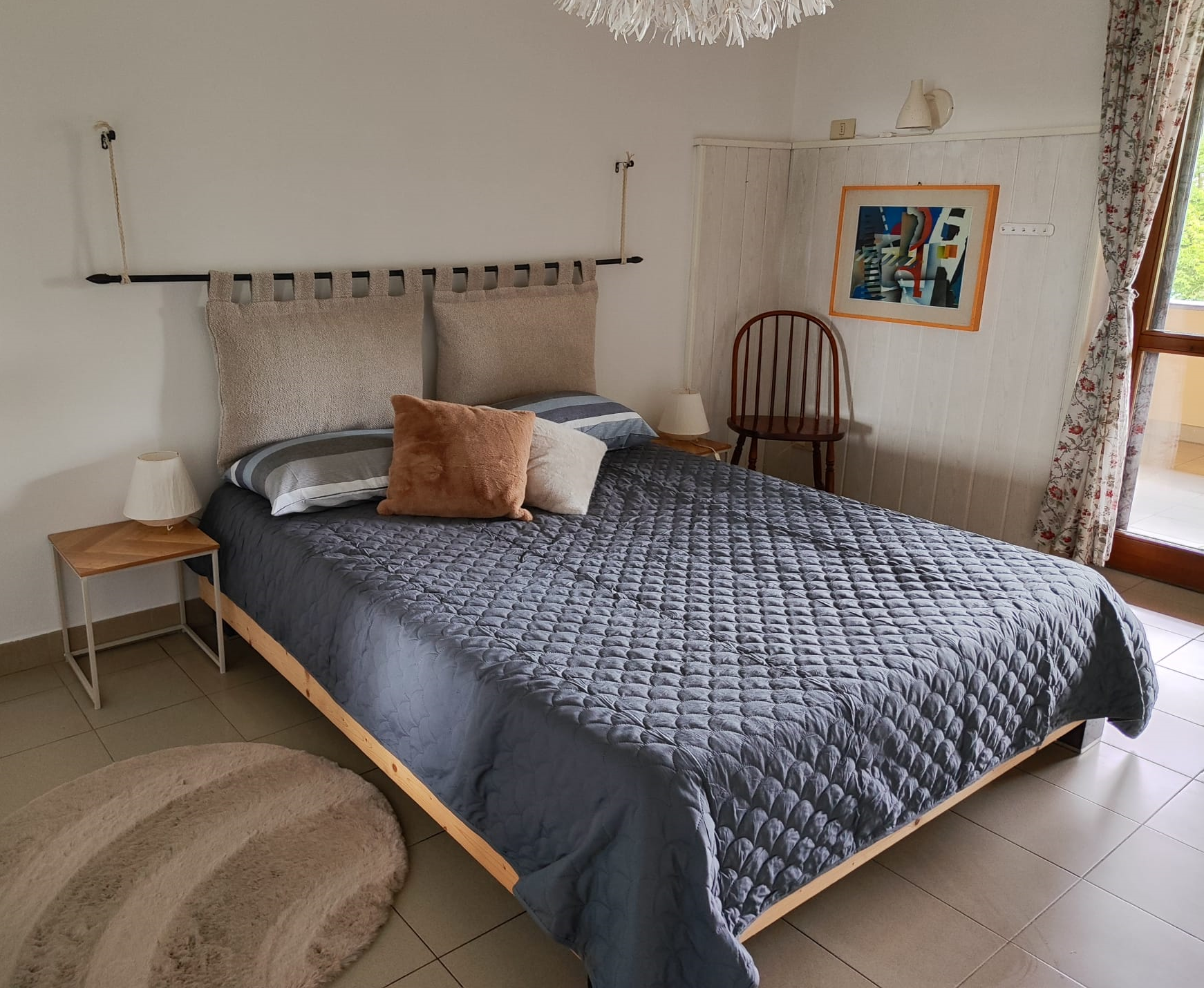 Camera da letto dell'appartamento "Glicine" e relativo arredamento