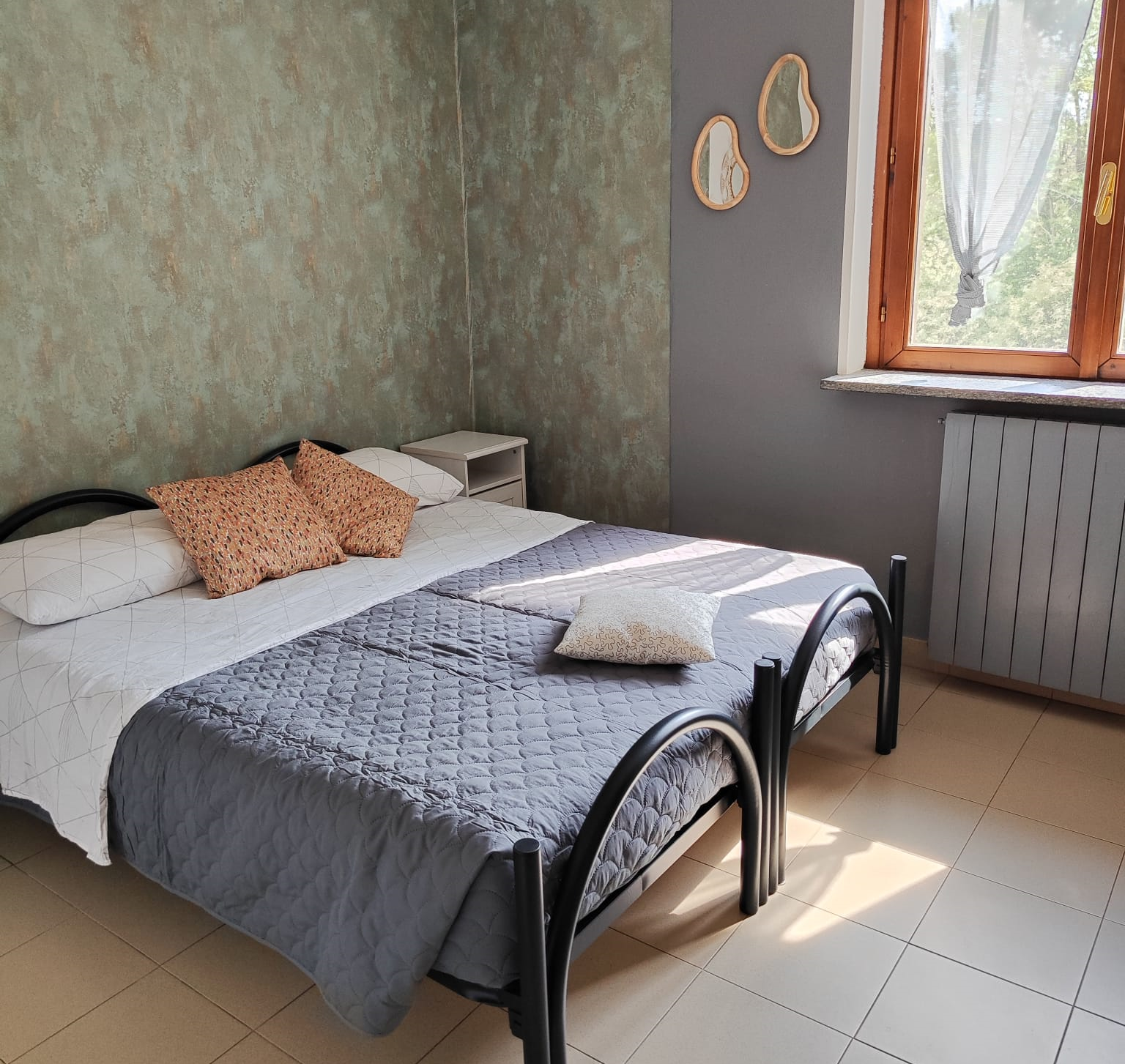 Camera da letto dell'appartamento "Sambuco" e relativo arredamento